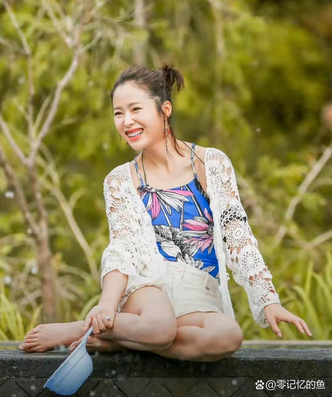 江一燕的二母脚趾咋这么长？