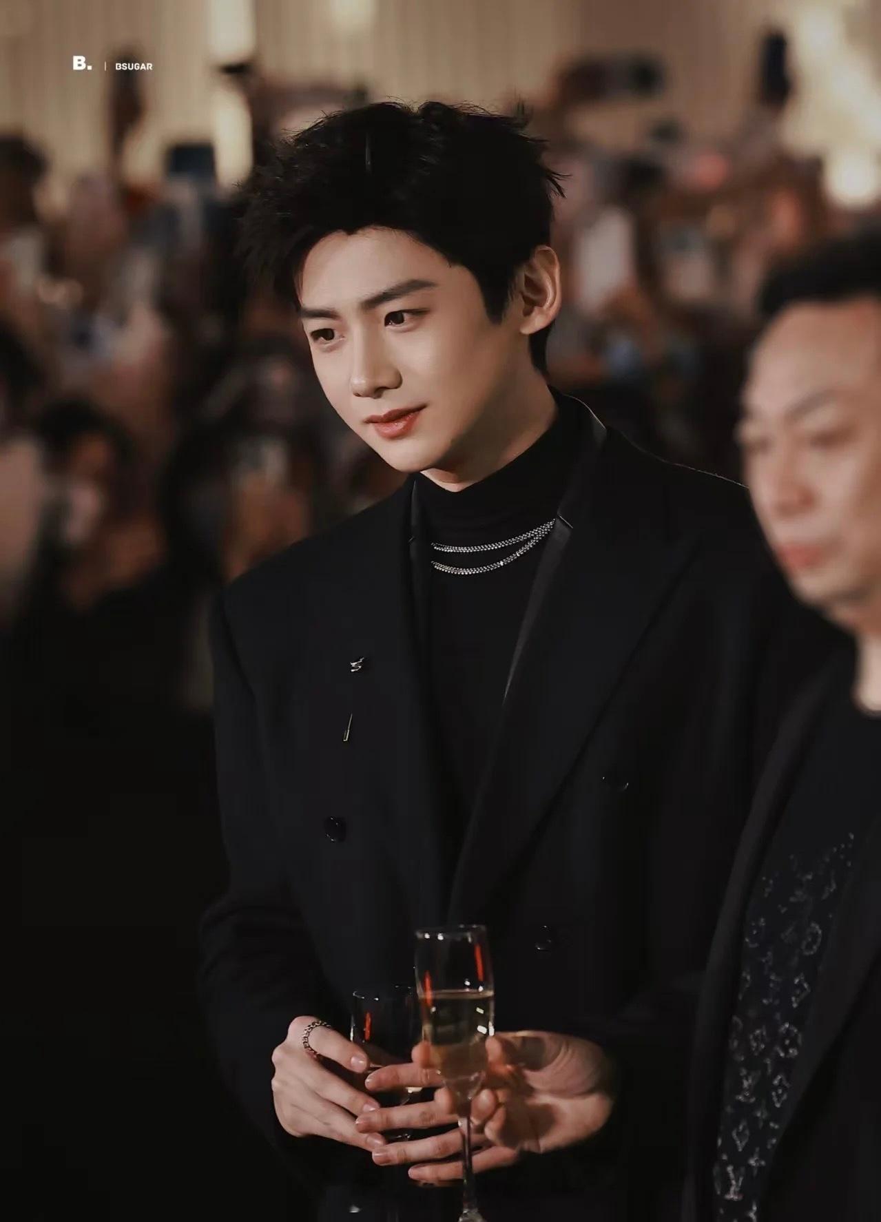 白敬亭现在好像短脸版的刘宇宁……