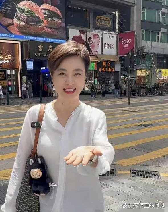 李玲玉现身香港街头，剪了清爽短发，不管换什么发型，看着都年轻貌美。如今她已经六十
