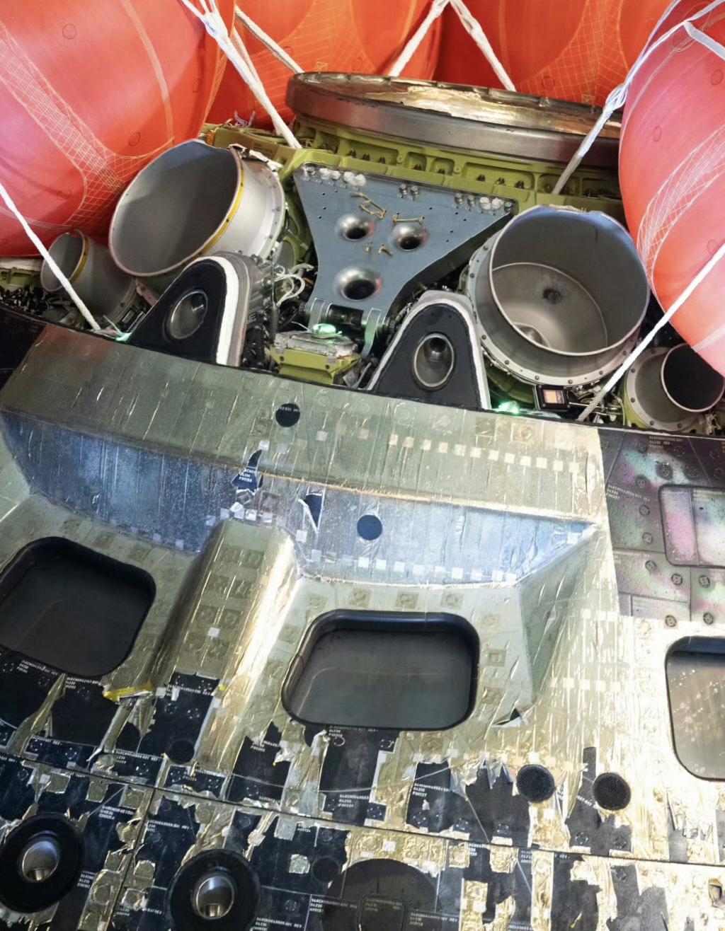 猎户座飞船返回舱。这抗烧蚀能力真厉害啊！银白色隔热层有明显的局部脱落及发黑，但高