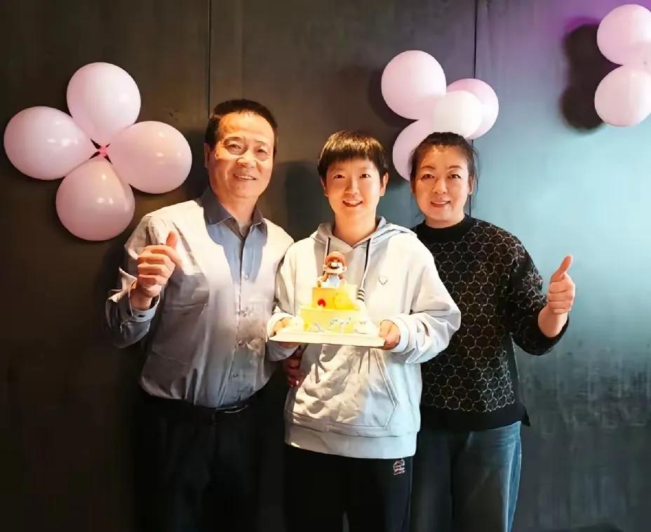 大半夜刷到莎莎的抖音直接激动到坐起来！本以为她忙着训练连生日都得在球馆过，结果直