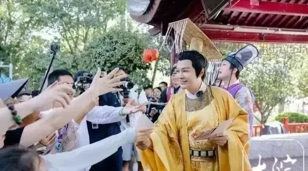 【60岁正当年！顶流戏骨扎堆景区再就业，网友：比剧组赚得爽？】这个暑假的景区N