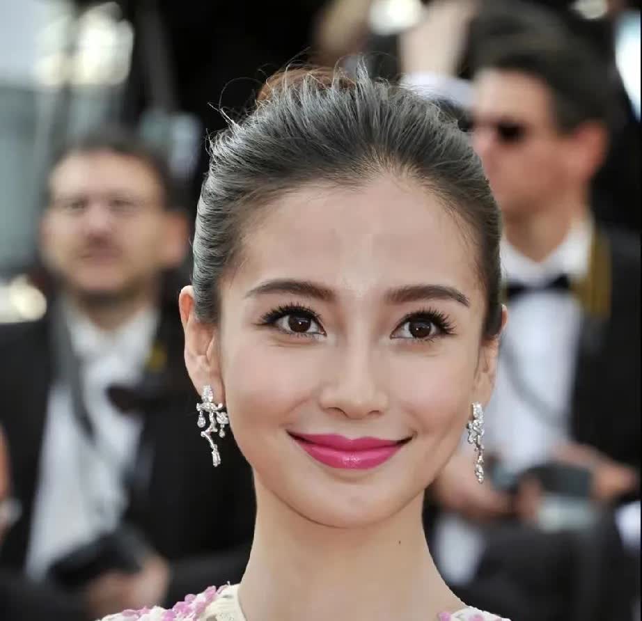 杨颖睡着觉都得从梦里醒来，呼自己一巴掌，问问自己，和黄晓明在一起啥时候出