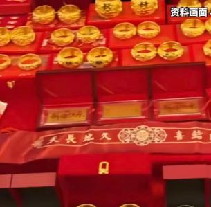 27岁的小伙辛苦攒下积蓄，经人介绍认识了一名二婚带孩子的女子，两人相处没多久就