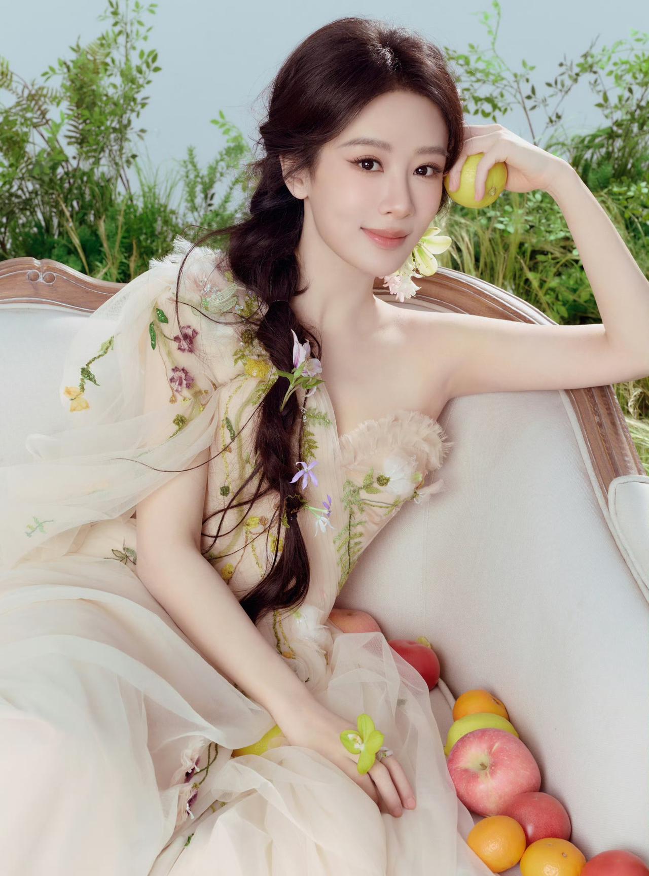 杨紫仙女裙造型美炸了夏天看到这样的画面真是太治愈了静谧而温柔，性感而优雅仙