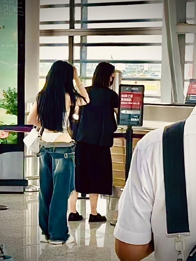 真不是我要一直盯着人家看，是因为我一直没想明白，那裤子是咋挂住不掉下来的。