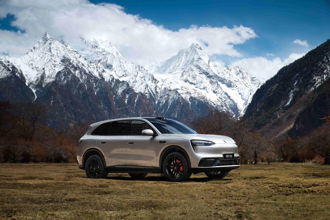 问界M6这次是真把“入门即MAX+、标配即满配”玩明白了。25万级SUV还在把高