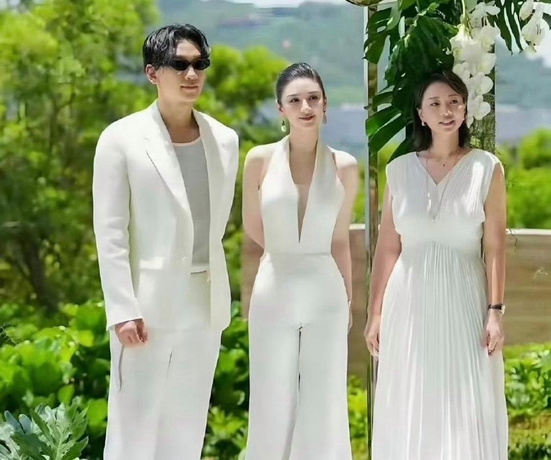 黄奕站Rain旁，瞬间成韩剧女主