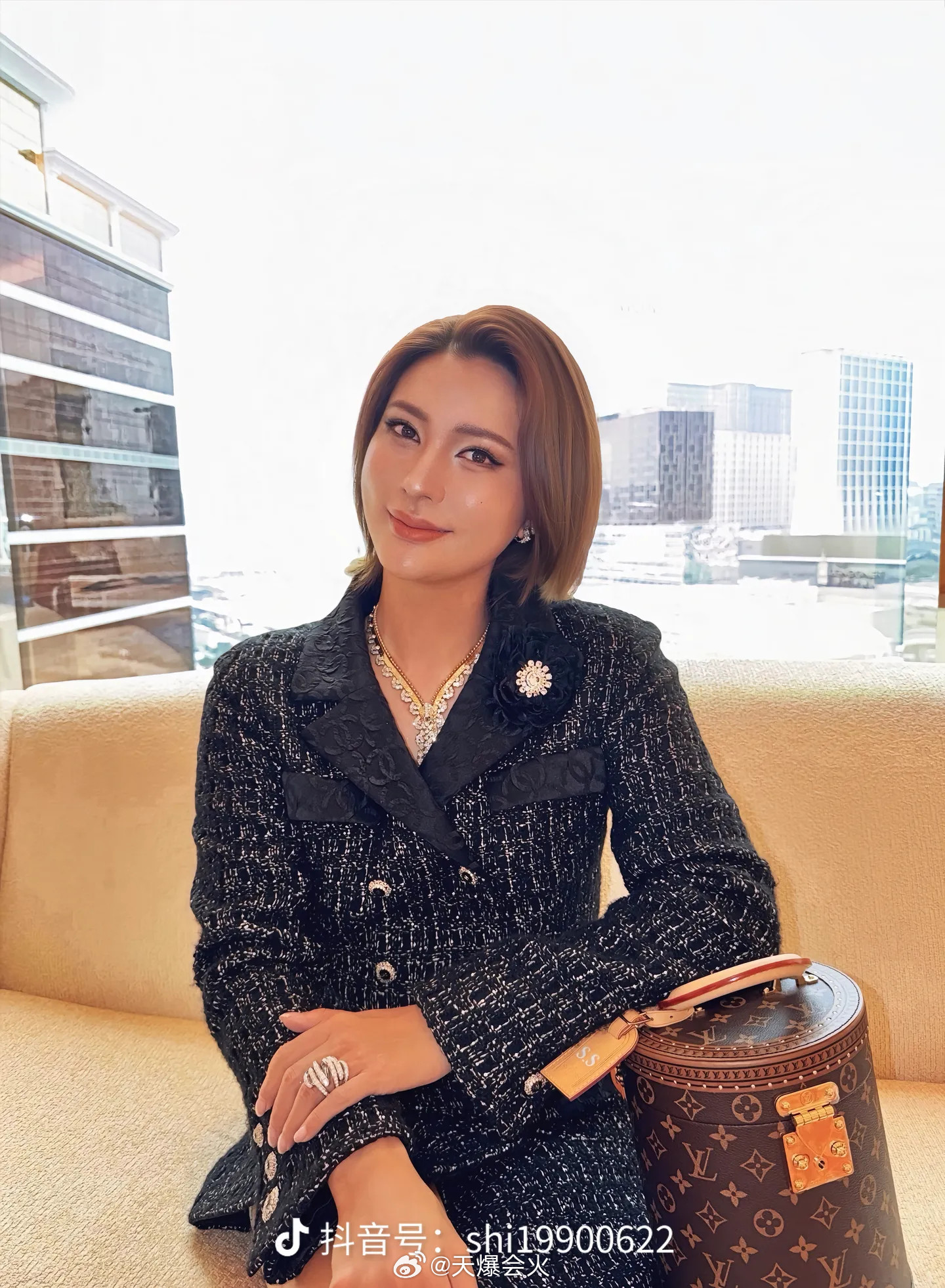 传辛巴徒弟时大漂亮转战抖音，改名叫时瀛之，目前人在澳门耍，只是不知道幕后是辛巴，