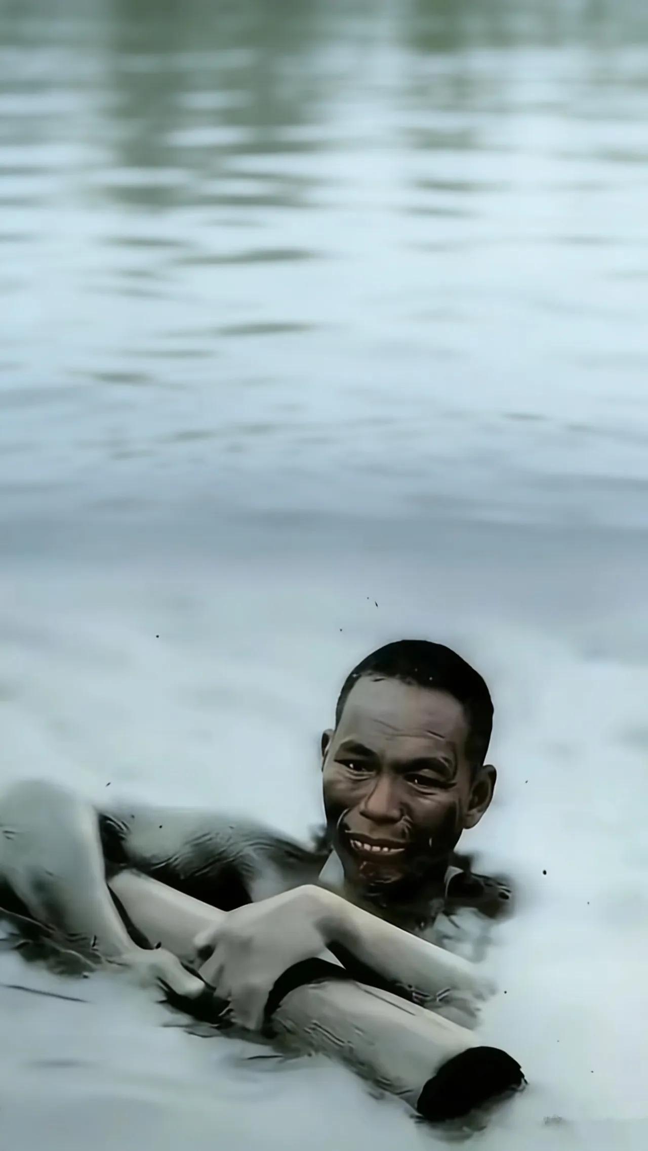 1937年，浙江嘉善。一名湖南籍的苗族侦察员，在执行最危险的水下任务时暴露。枪口