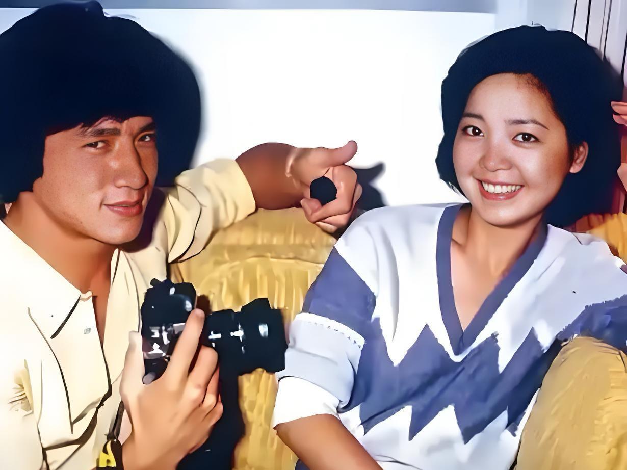 #怀旧时光#一张来自上世纪的老照片。成龙与邓丽君，曾经的恋人。演艺界的一对俊