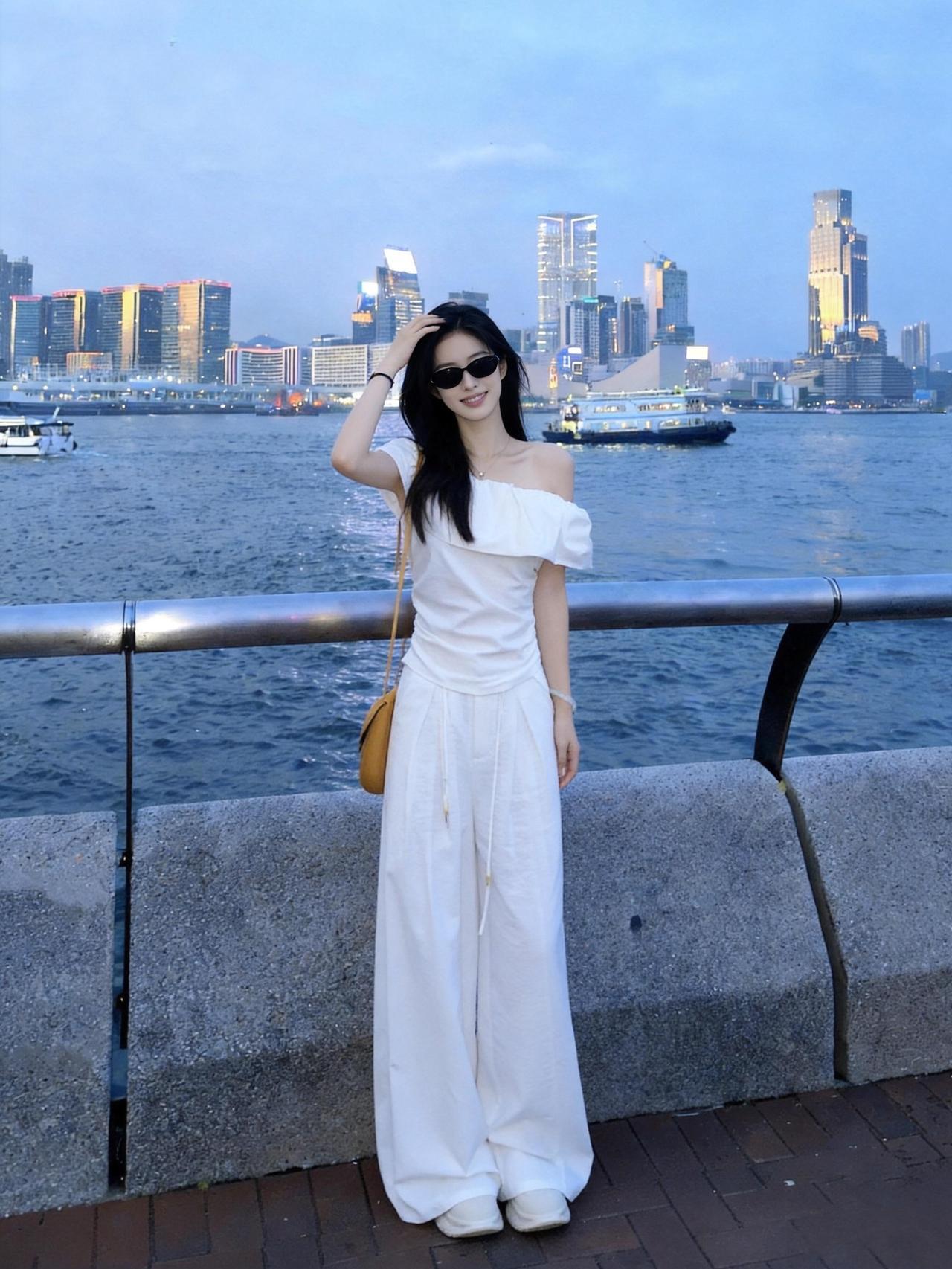 在海边看城市夜景，好美！海景城市海边桥上的夜景海边城市海景度假穿搭推荐