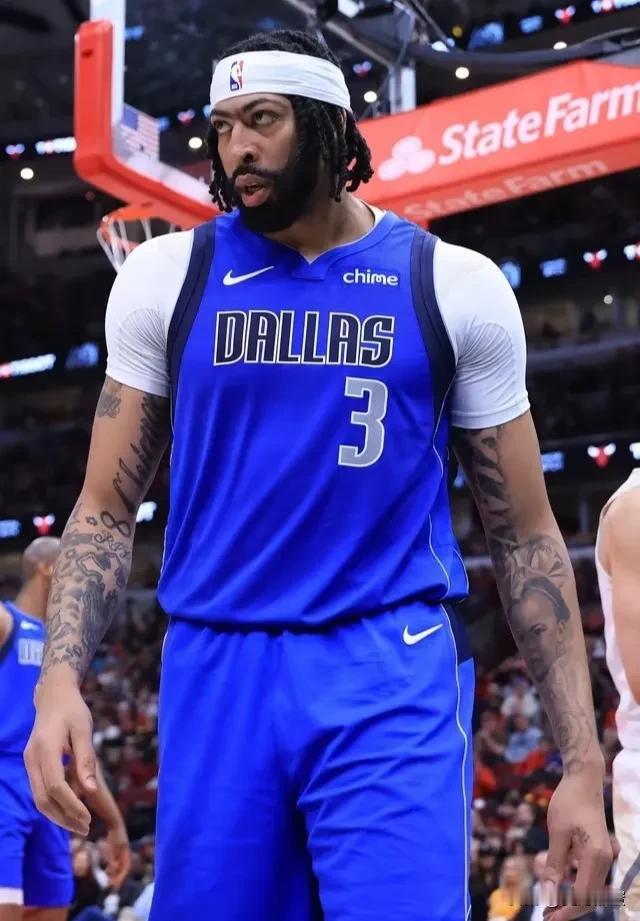 结合浓眉哥现在的身材和玻璃属性，他的交易价值在最低点，独行侠一般不会抛售他，除非