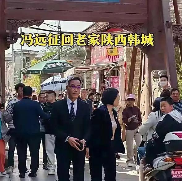 63岁冯远征与71岁爱妻回乡，紧牵双手甜蜜同游，被赞“神仙眷侣”。两口子在老家的