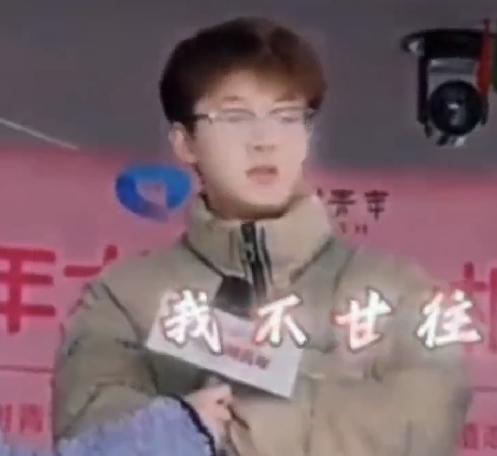男女参加相亲节，男孩问女孩在国外留学时候，处没处过对象，女孩子承认在外国处过对象