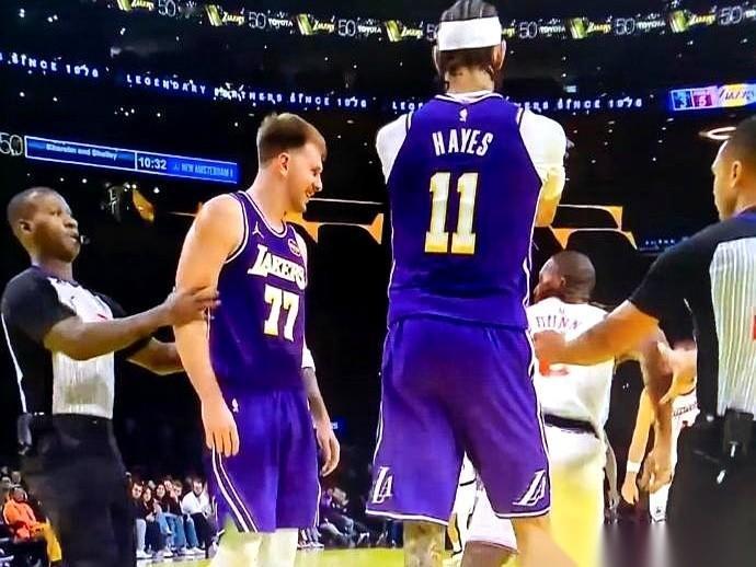 那球“砰”一下砸在胸口的时候，我估计东契奇自己都懵了。球场上最怕的不是动作大，