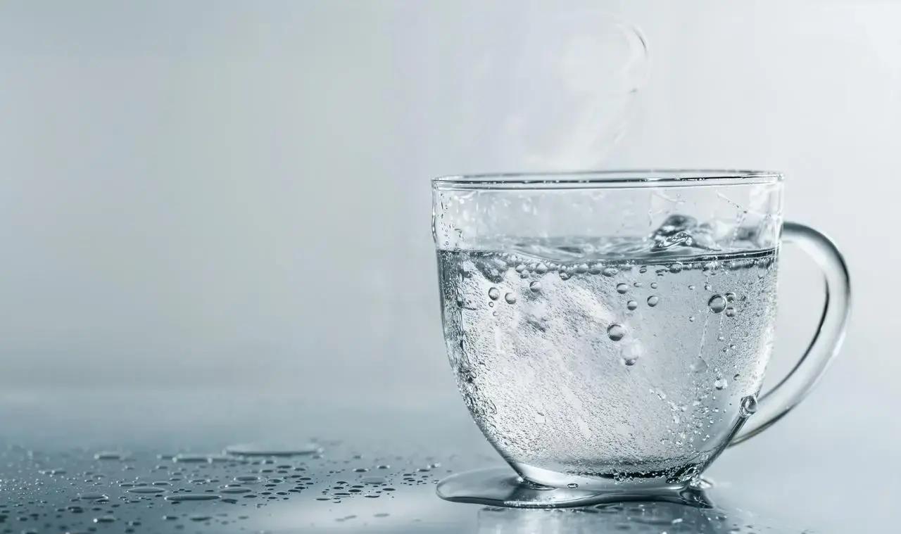 很多人晚上为了不半夜跑厕所，就干脆不喝水，结果一觉醒来嘴巴干得像沙漠，身体还偷偷