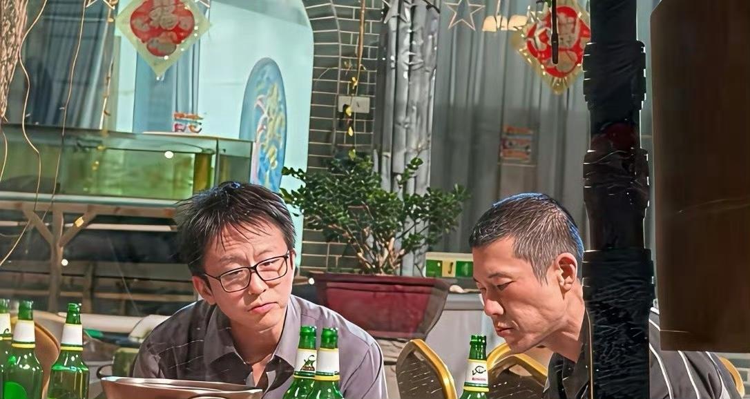 偶遇46岁的邓超与朋友吃饭，这才是中年男人的正常状态​