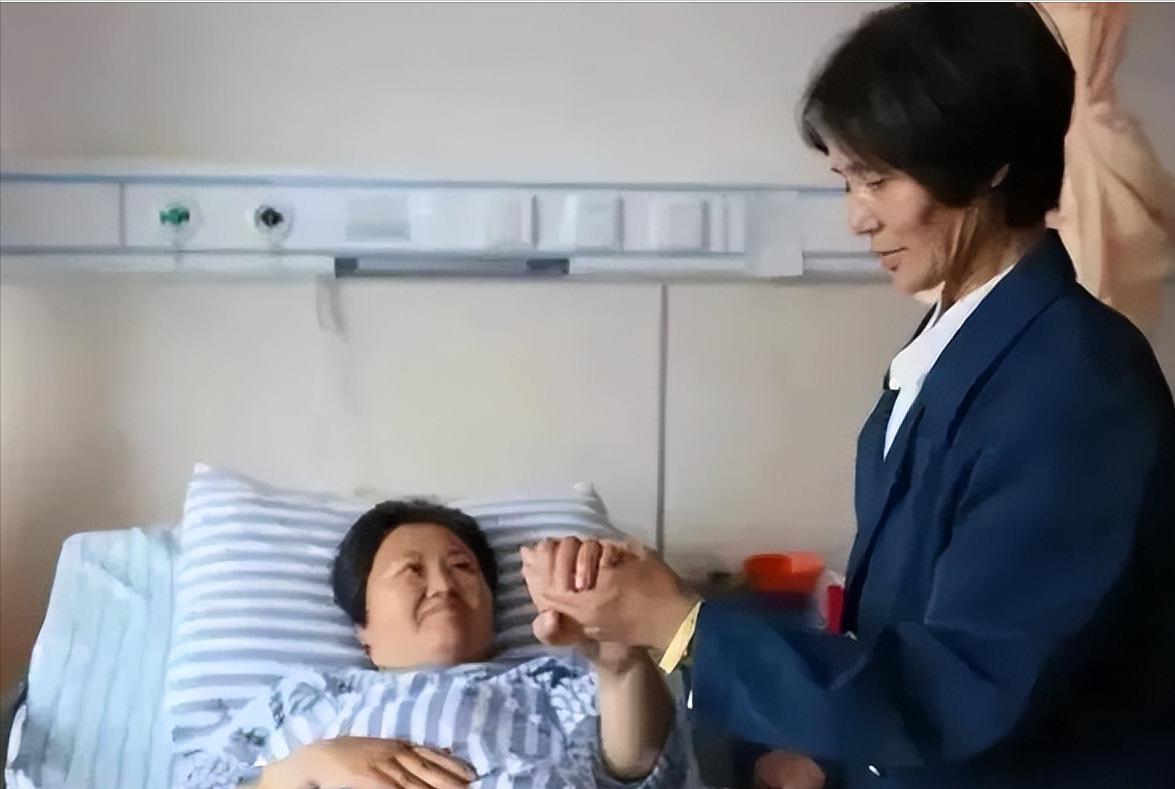 浙江48岁护工无偿收留照顾无亲无故的植物人女孩8年，倾尽所有不求一丝回报，原本以