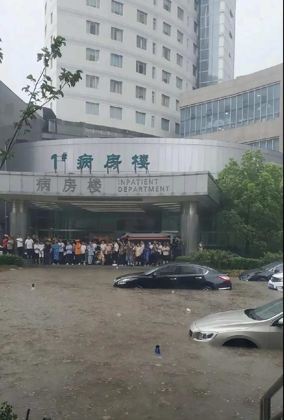 有时候我真的很郁闷郑州二一年经历了720暴雨一下子走了那么多人郑大一附院淹