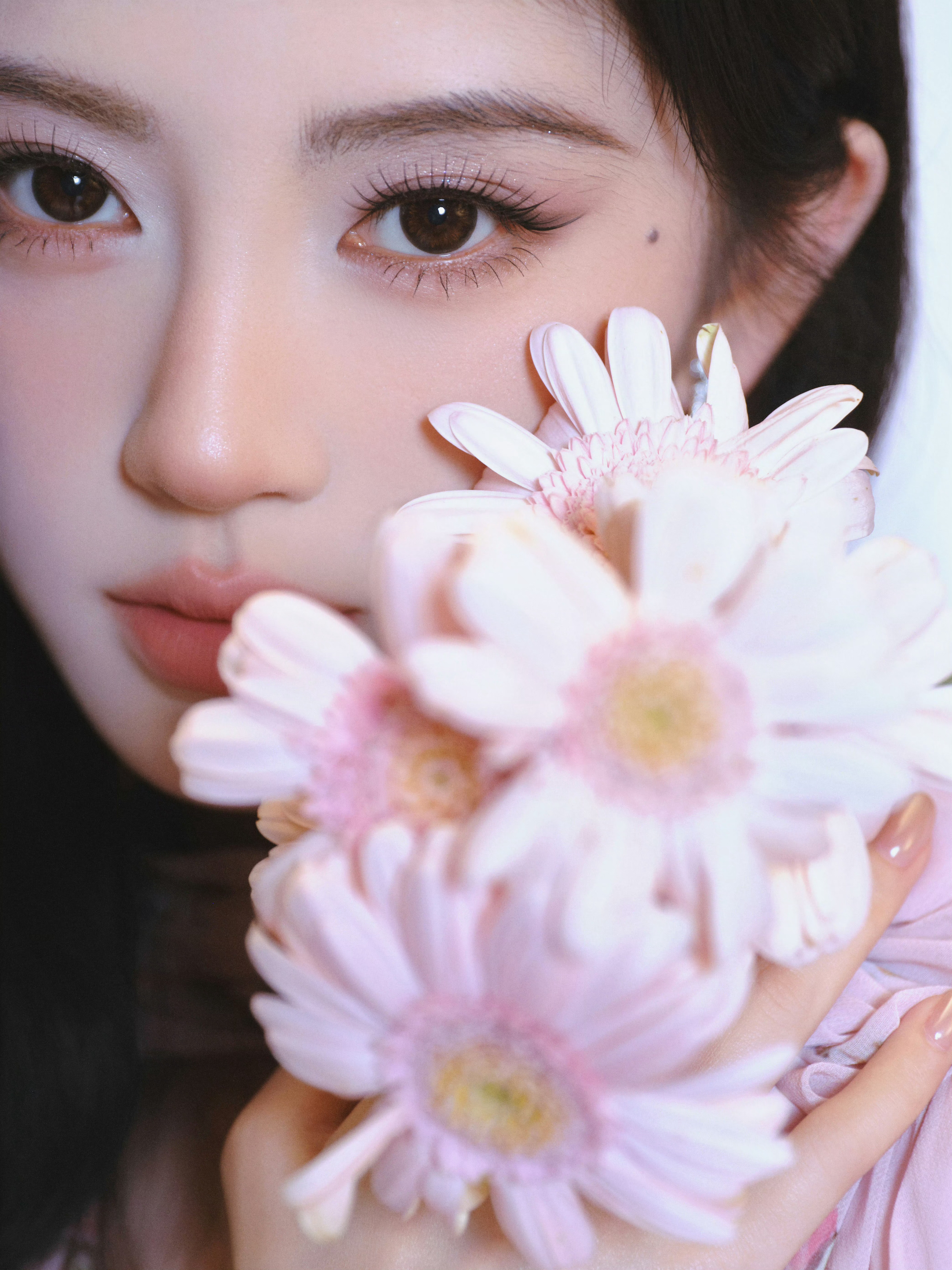 鞠婧祎鞠婧祎粉色雏菊长裙鞠婧祎这身粉色穿搭，真是美到封神！第一次见鞠婧祎穿粉色