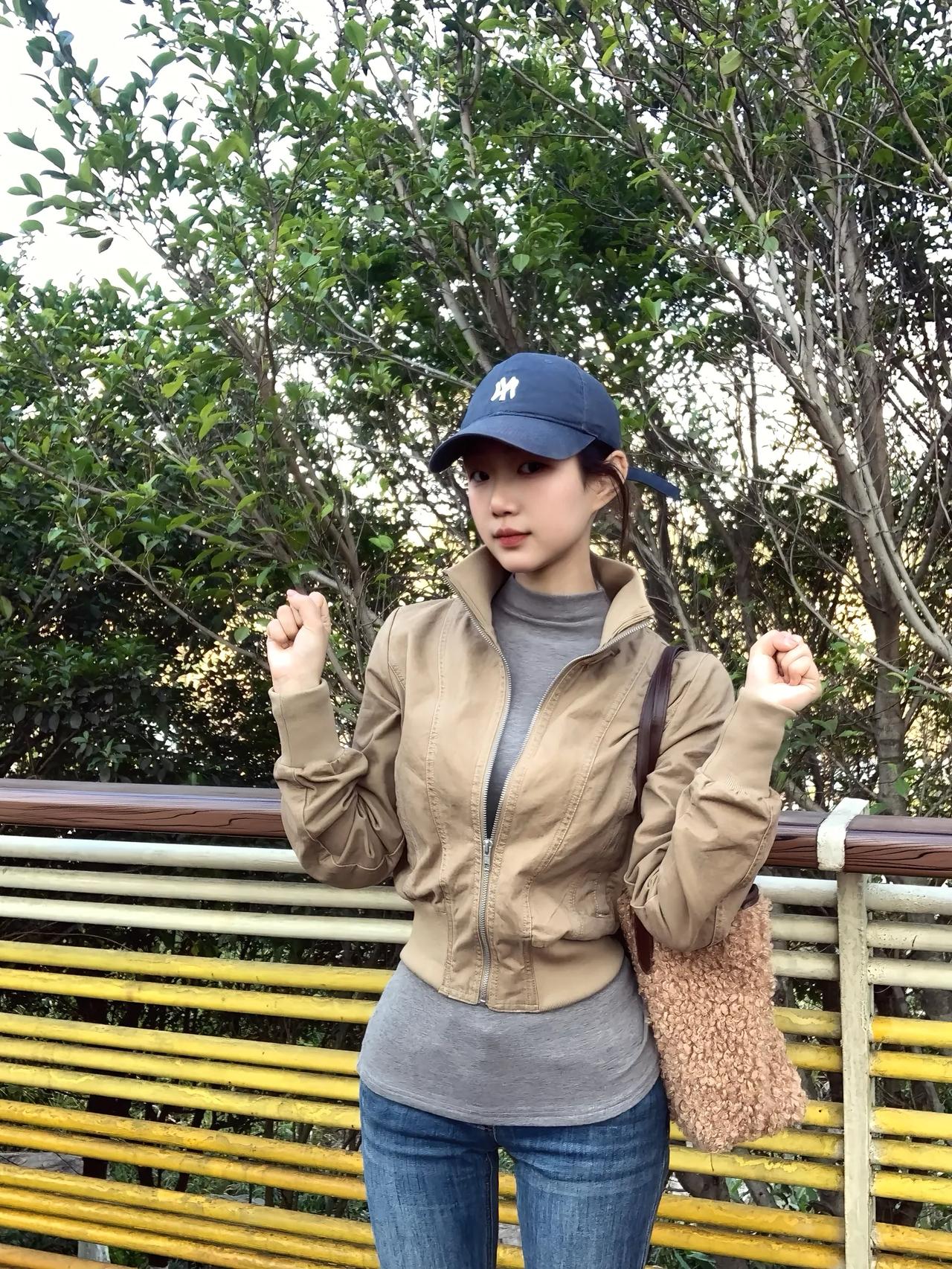 楼阁高处人如画，镜中影影入诗行。