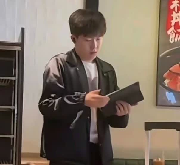 王楚钦剪了新发型，准备备战中国大满贯啦。还别说这个发型蛮精干利落的，大头打球时喜