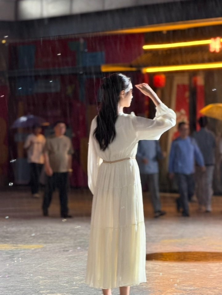 关晓彤一撑伞就出神图完全就是女神来的