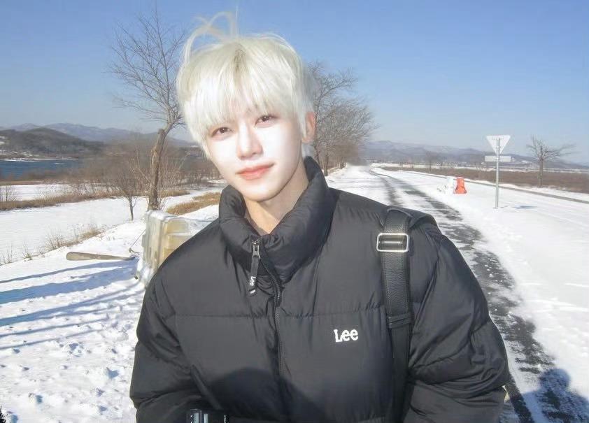 legend….全宇宙最适合白发的男子….❄️罗渽民雪地营业照