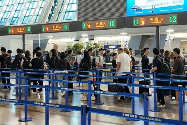 国庆假期进入尾声, 上海口岸迎来返程客流高峰