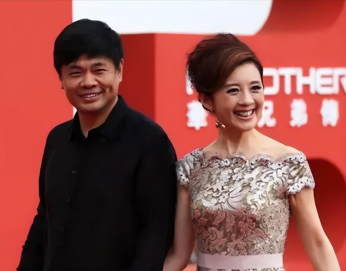 2004年，亿万富翁丁健对妻子说：“给你一个亿，离婚吧，我爱上别人了”，可妻子抱