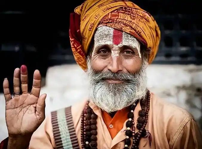 印度婆罗门不待见企业家和资本家的核心，从来不是嫌弃财富，而是怕这些人脱离掌控。他