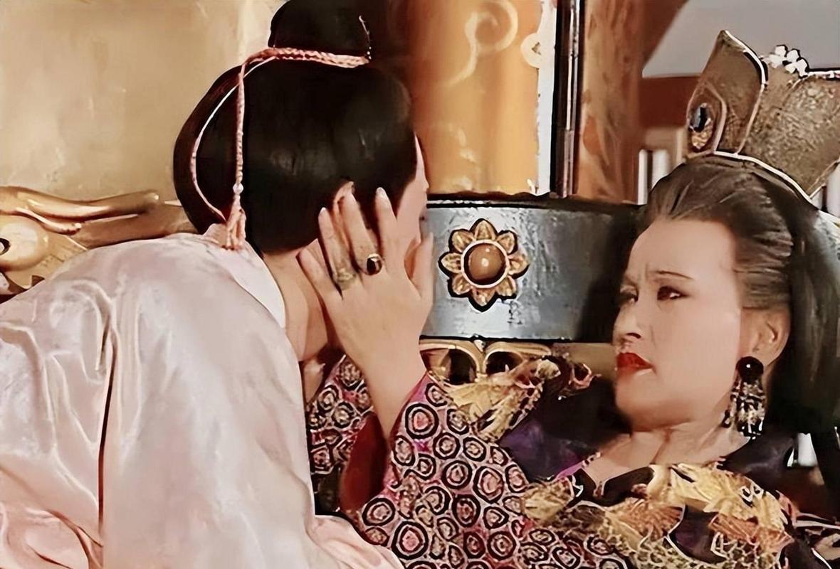 695年，72岁的武则天宣32岁的薛怀义共度良宵。薛怀义沐浴更衣后，乐呵呵地跑去