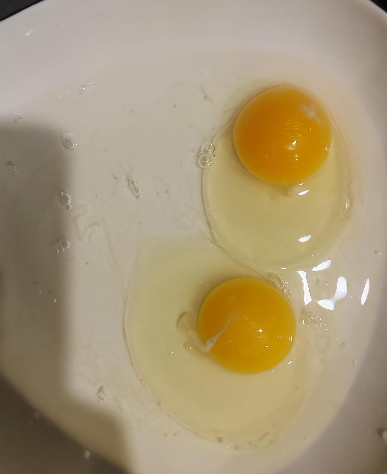 我刷牙，我老公又不老实了，跑到我后面抱着我，亲吻我的头，力度有点大，搞得我没把握