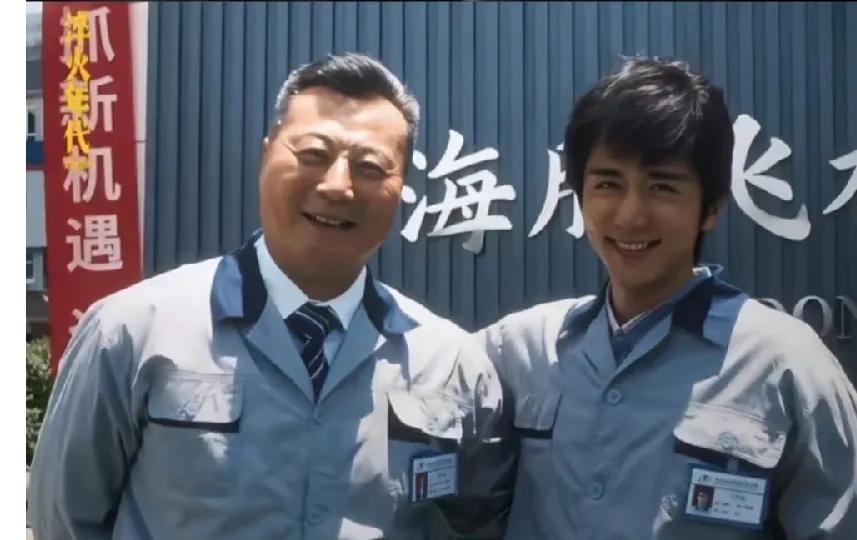 “生姜还是老的辣”，这话在《淬火年代》里的柳石堂身上体现得淋漓尽致。任凭女友钱