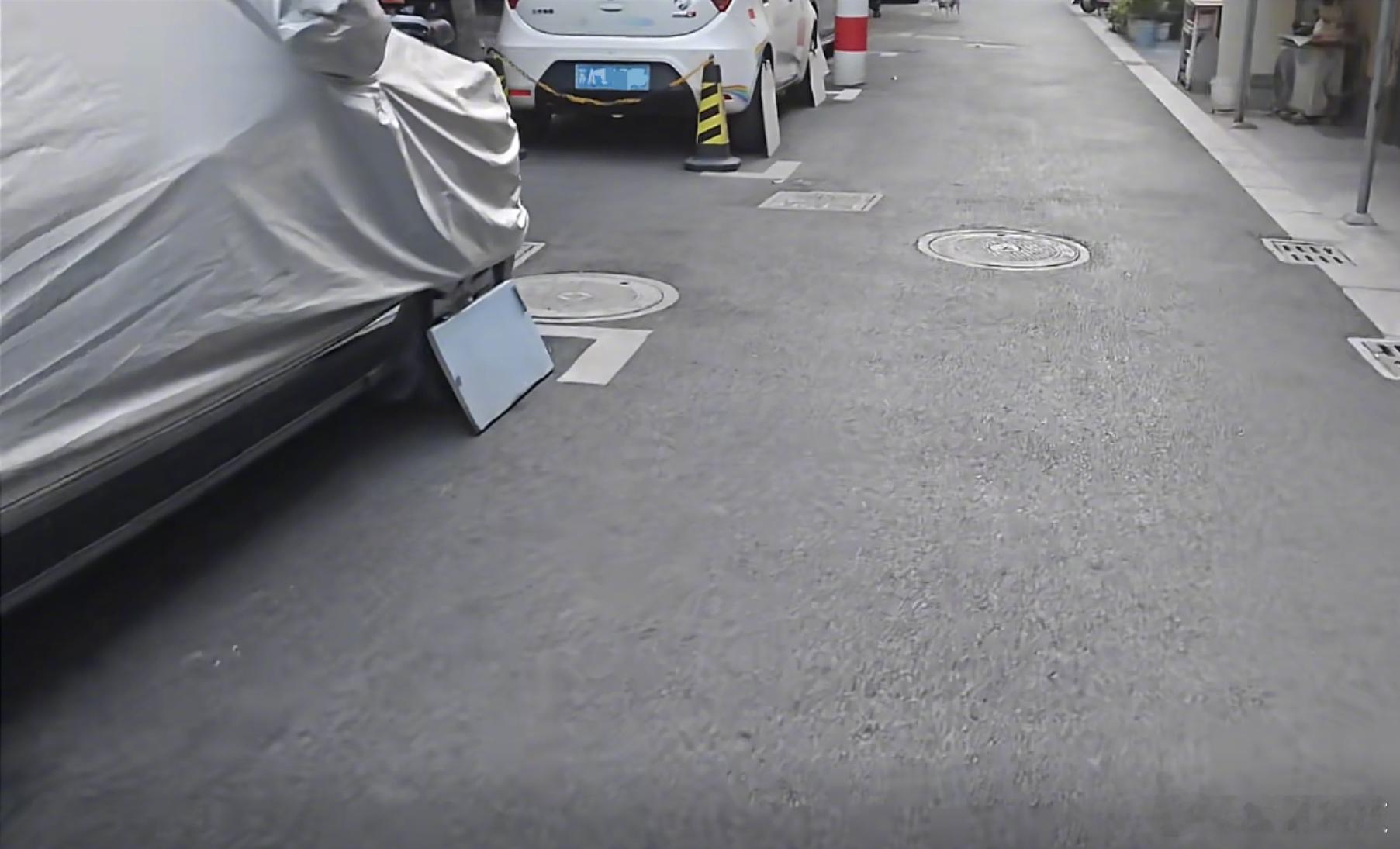 不理解为什么每辆车的轮胎边都放了板子，上前一看……[捂脸哭]​​​