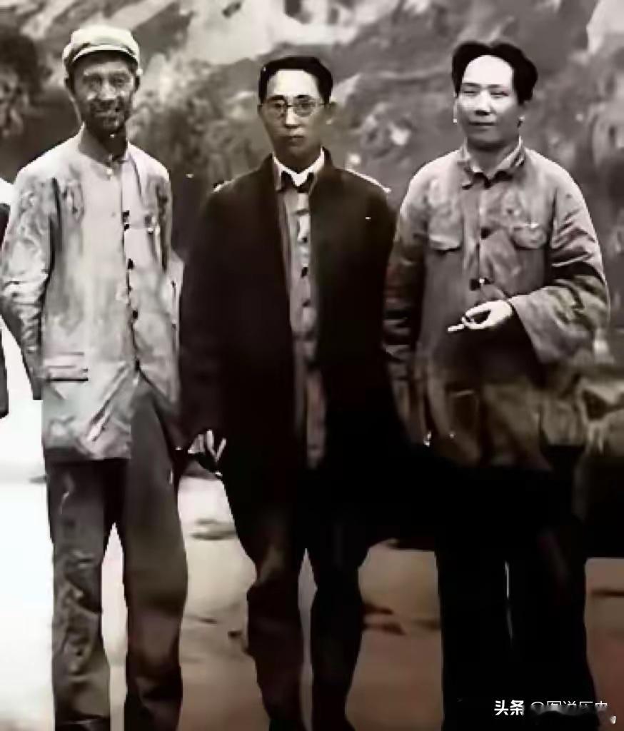 这张老照片我第一次见到！照片中的三人都非常瘦，看照片应该拍摄于30年代后期，当时