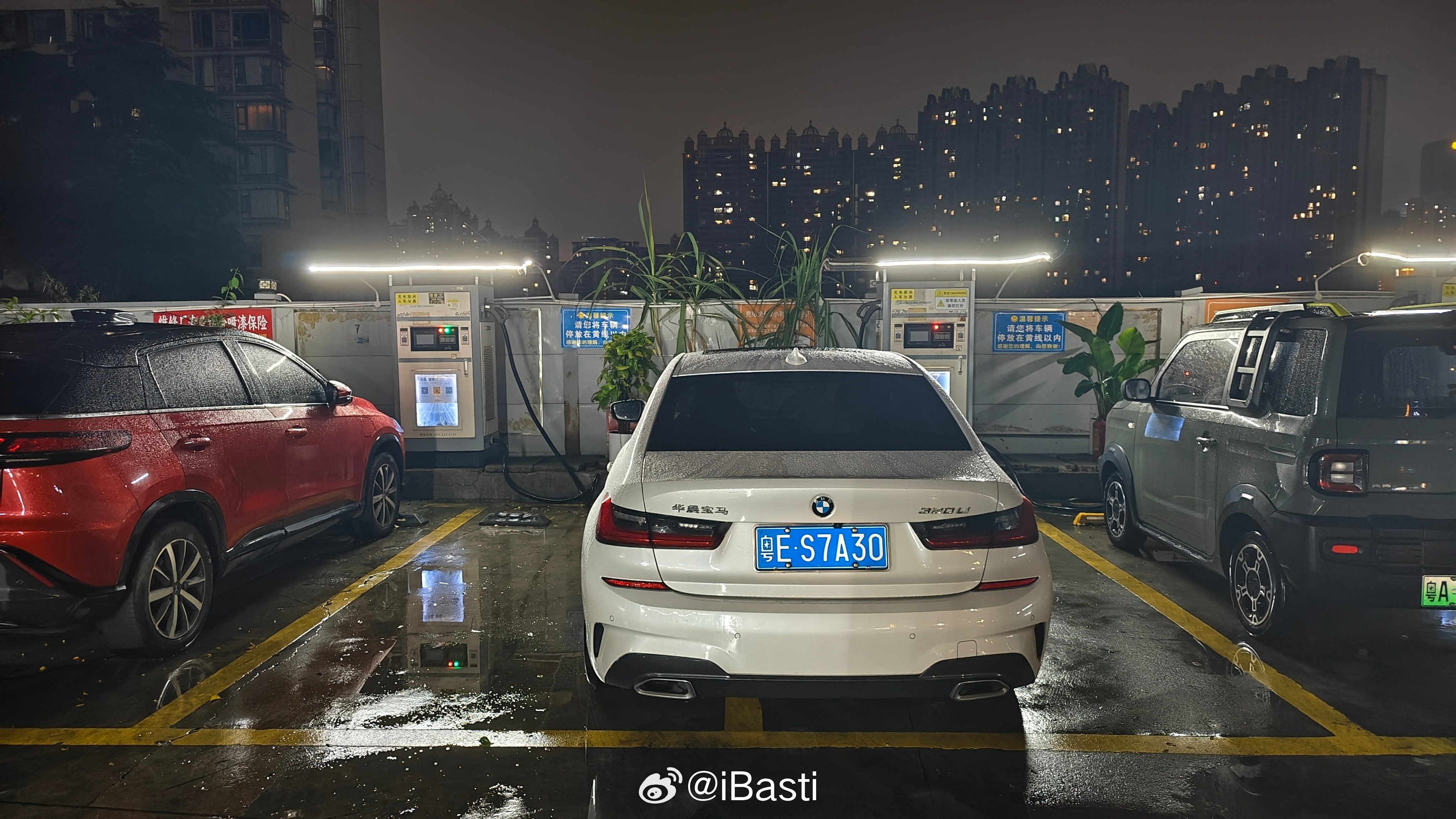 好久没在广州见过这么sb的停车了，油车停充电位还占俩坑​​​