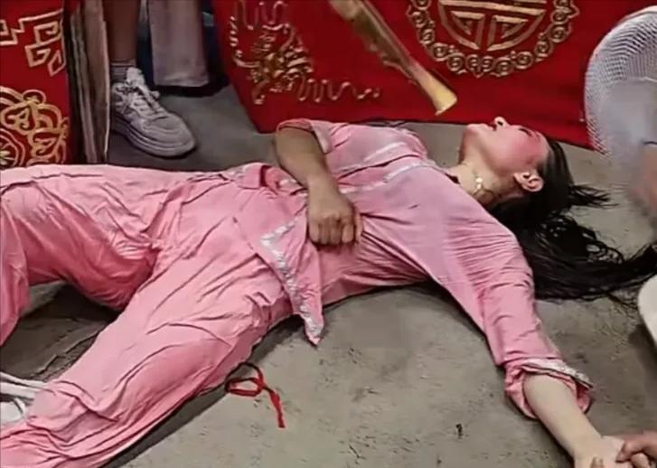 7月5日，河南，女豫剧演员，在50度左右高温的铁皮棚中表演2个多小时，不料，刚谢