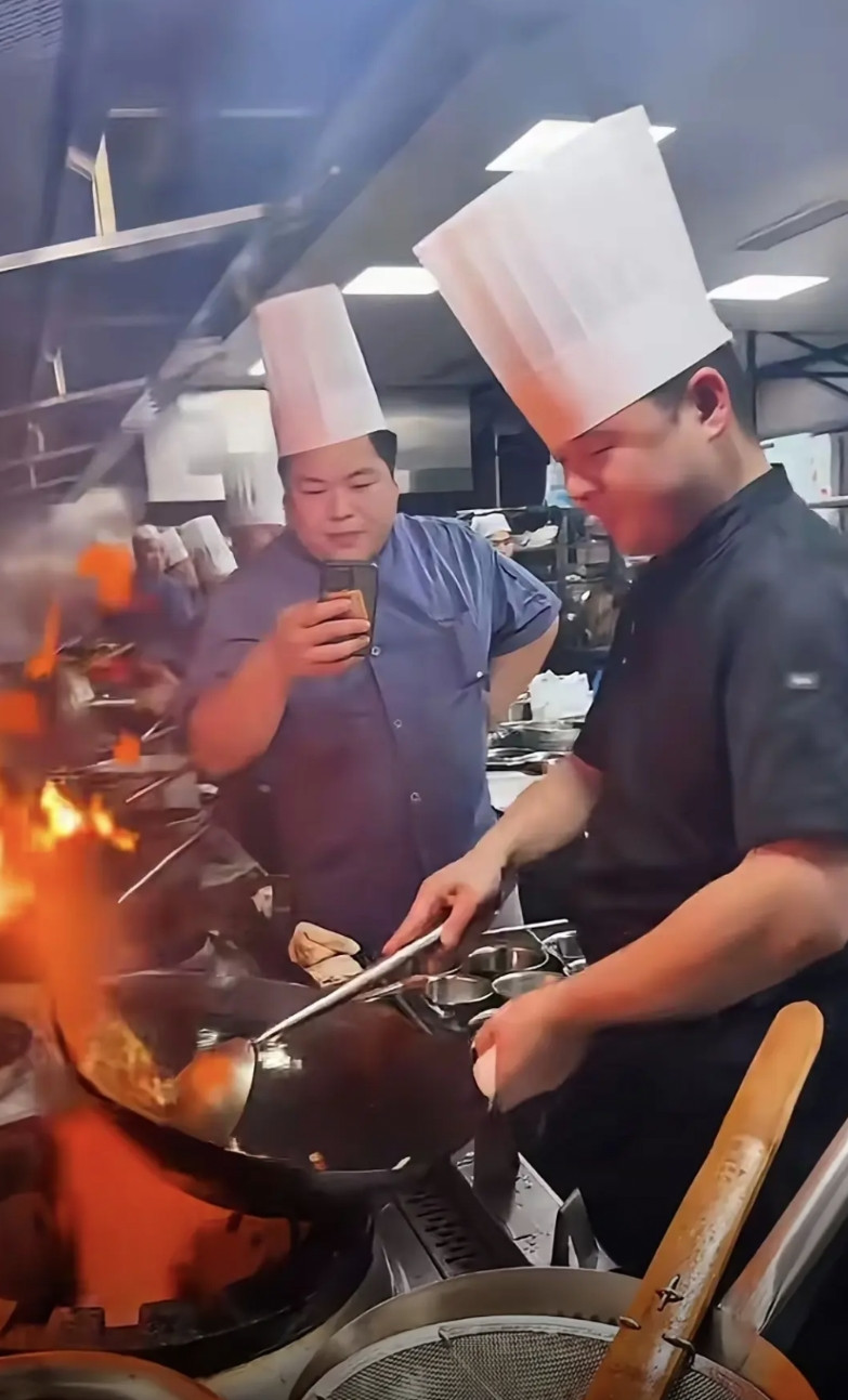 两个后厨一对比，什么都不用说！看看这张后厨照片你就明白了！明火亮灶，烟火气满满