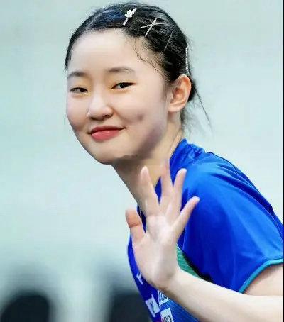 张本美和太会说话。当记者问她你有没有想过和哥哥张本智和打混双。她回答，有呀，我一