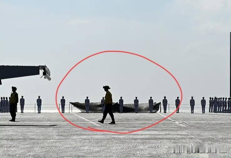 哈哈哈，为了迷惑国外卫星，福建舰服役前用几块钱一米的黑色遮阳网挡住了舰艏的18号