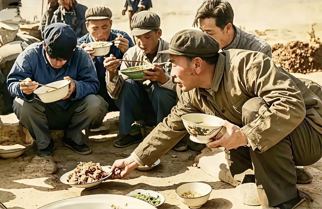 这是1958年，喀什浩罕公社，时任新疆维吾尔自治区党委第一书记、新疆军区司令员兼