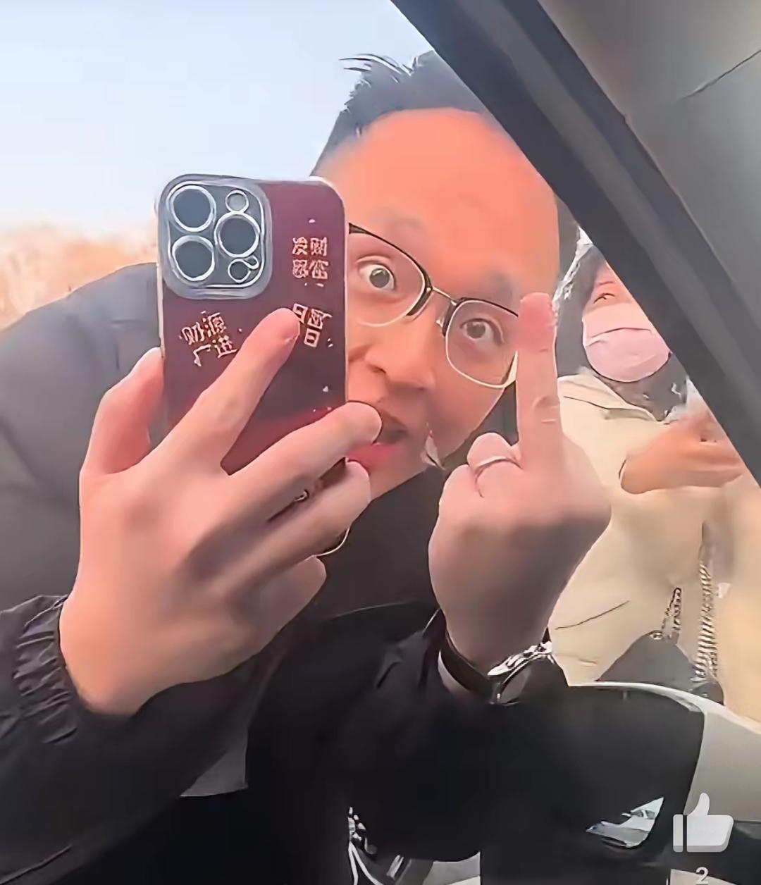 这事儿看得人血压直飙！河北网友驾车轻微剐蹭出租车，竟被车上一家四口围堵贴脸辱骂，