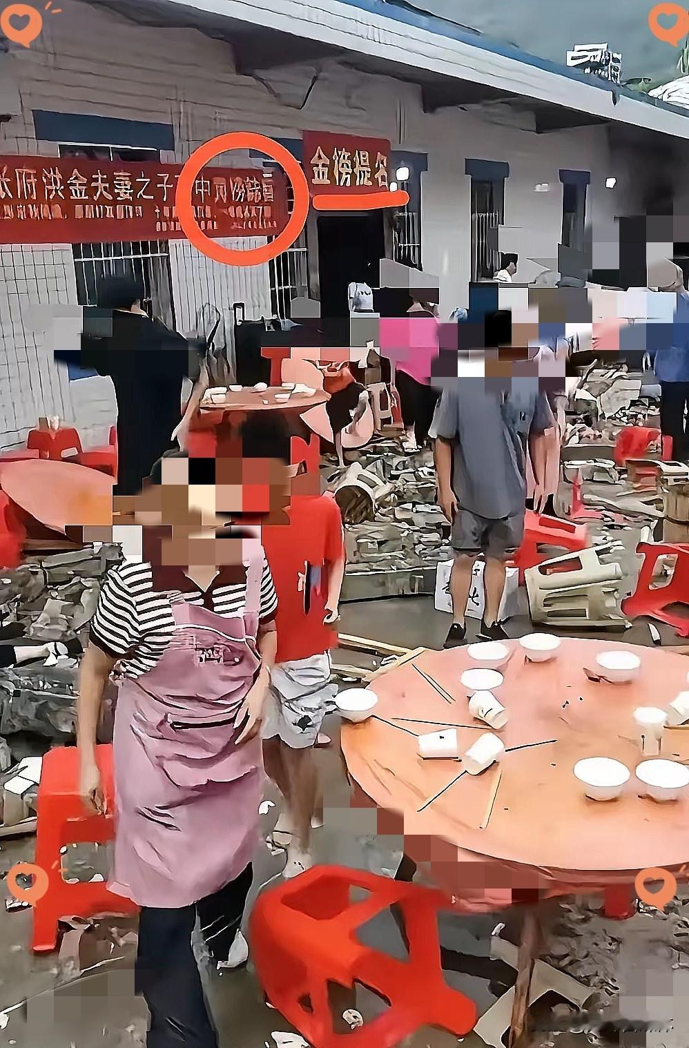 宜宾那场升学宴，横幅一挂出来就坏了事。谁能想到，居然会把“金榜题名”写成“金