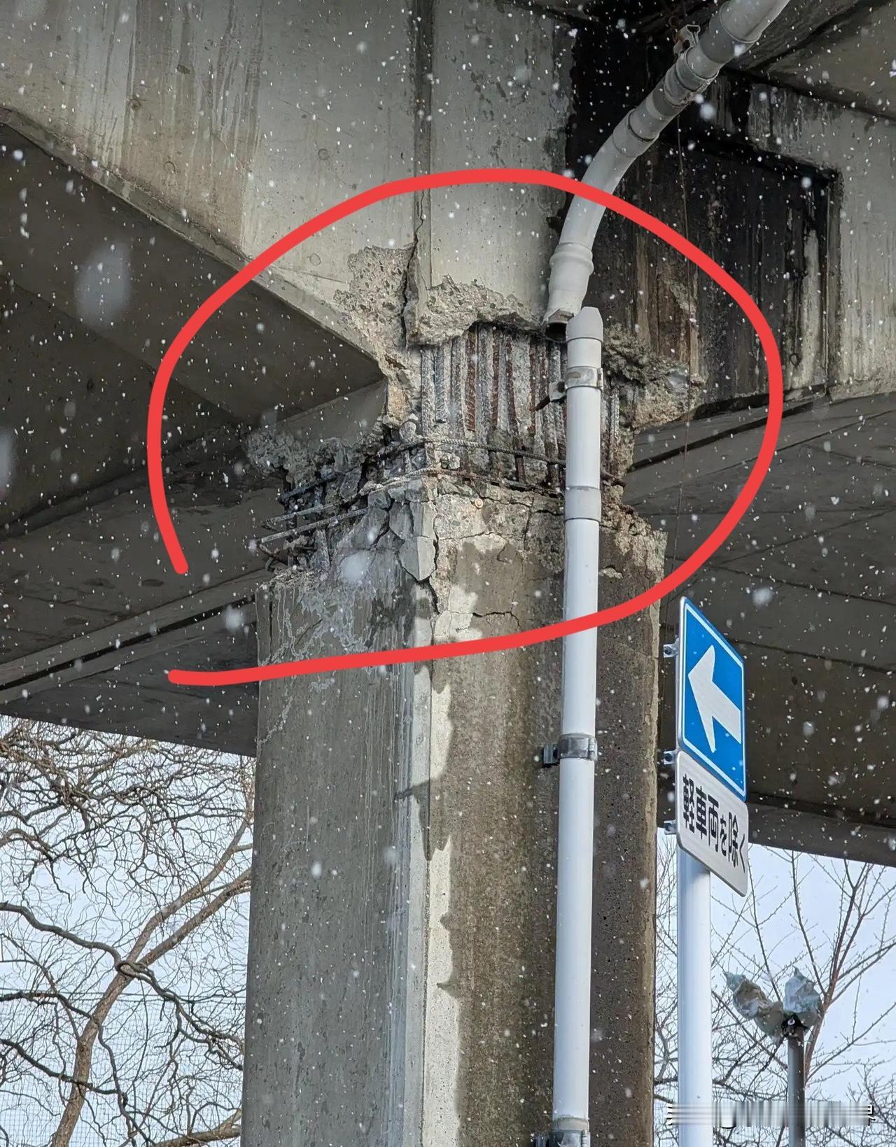 还能说什么？这个是高铁大桥，上面跑的是高铁，小小的一场地动就给摇成了这样。