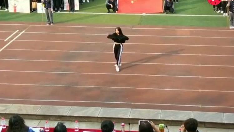 中学运动会上,萌妹子跳《Samsara》引全校师