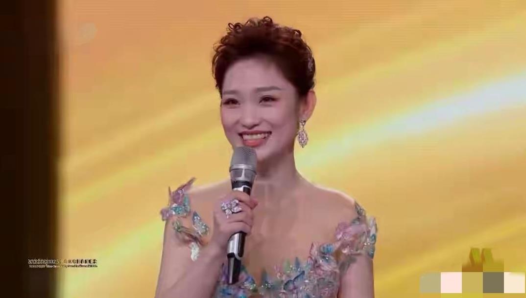 蓝羽不愧是央视主持人，确实主持的好，在大湾湾的主持玩会上真的很稳，只有看到她的主