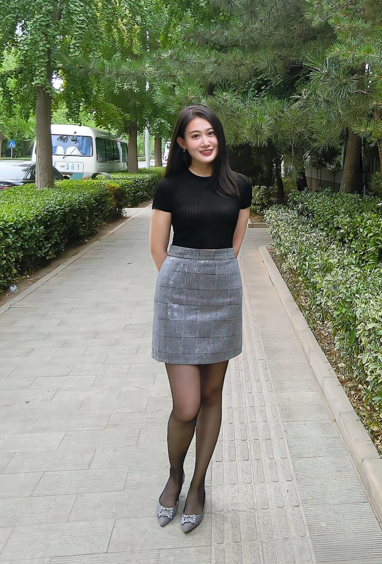 有哪些女生日常好看穿搭可以借鉴感觉个高的美女在穿裙装的时候，搭配平底鞋好看！