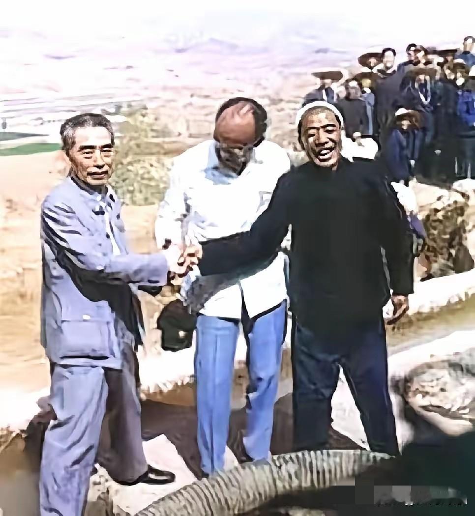 周总理来到大寨，和大寨人亲切握手，看到这样的画面，心里特别的温暖，在那个时代，全